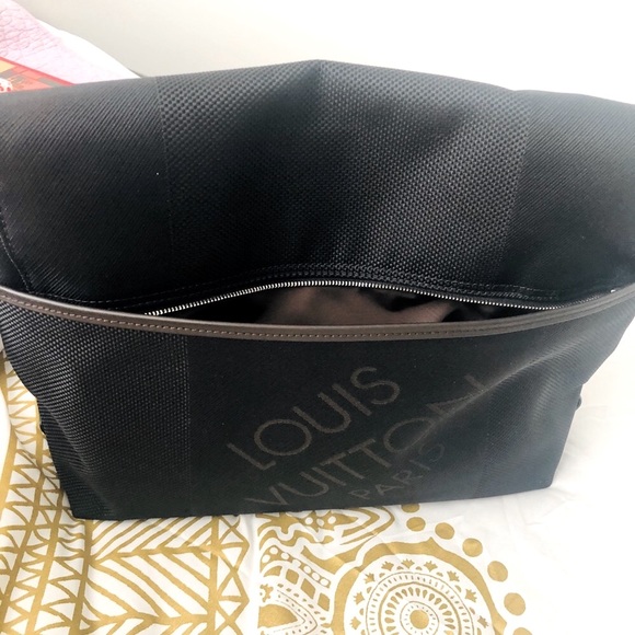 Authentic Louis Vuitton Loup Noir Canvas Messenger.Like new.Excellent condition. - Picture 12 of 14